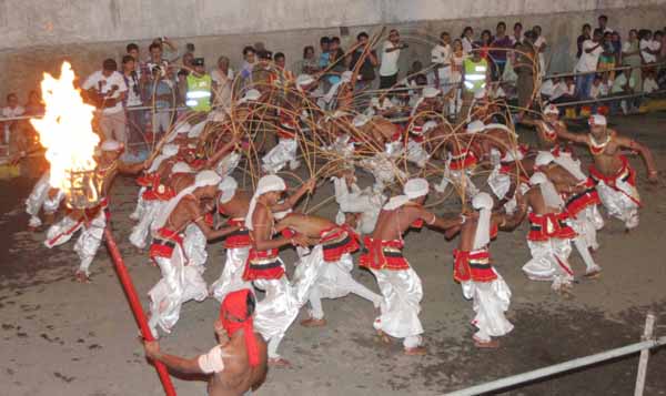 President-views-Final-Randoli-Perahera-Kandy-3