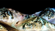 Martian salt streaks 'painted by liquid water'