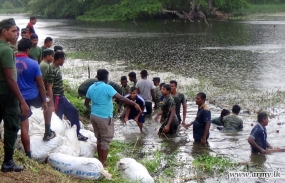 Troops with Uyilankulum Civilians Stack 2800 Sand Bags &amp; Avoid Tank Bund Breach