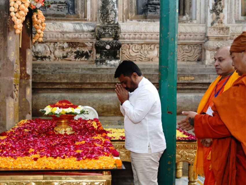 President pays homage at Bodh Gaya