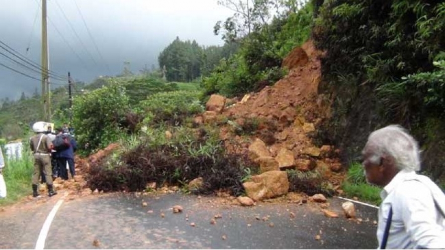 Hatton-Colombo main road blocked due to earth slide
