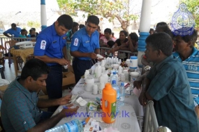 Navy conducts a Field Health Clinic in Baththalangunduwa Island