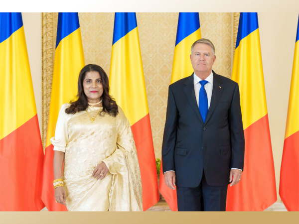 The  First  Ambassador of  Sri  Lanka to Romania,  Madurika  Joseph  Weninger presents credentials to  President  Klaus  Iohannis