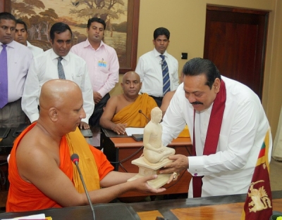 President felicitates Ven. Dedunupitiye Upananda Thera