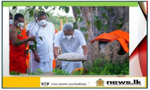 President pays homage to historic Jaya Sri Maha Bodhi