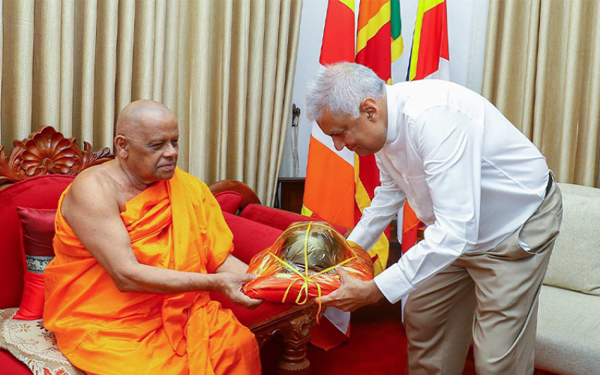 President calls on Chief Prelates of the Malwatu-Asgiri Chapters and receives their blessings