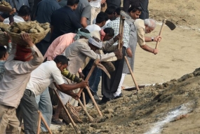 Modi takes &#039;Clean India&#039; Campaign to the Ganges