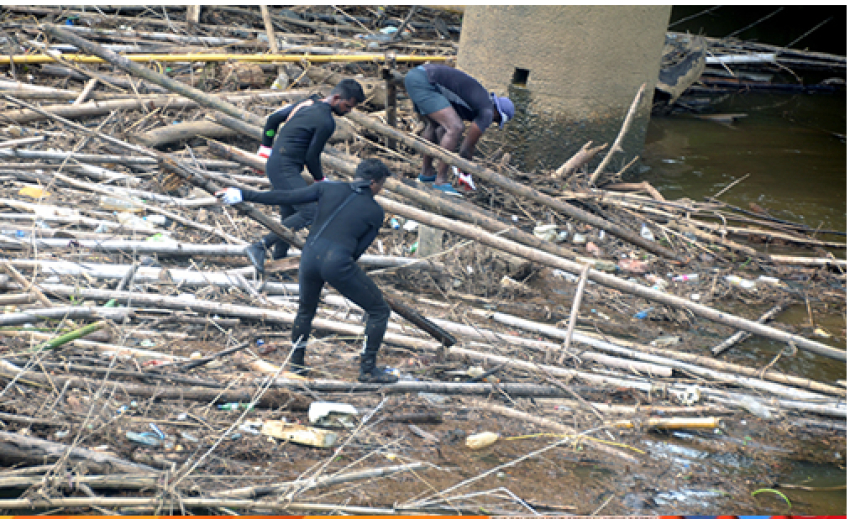 Navy assists in clearing blockages beneath Dodangoda and Agaliya bridges