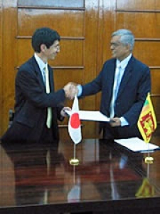 Japan awards master's degree fellowships to officials from Sri Lanka
