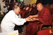 &#039;Sannas Pathra&#039; offered to Most Ven. Karanekamullae Wimalawansha Thero