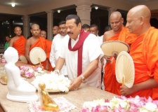 President visits Ruwanweli Maha Seya