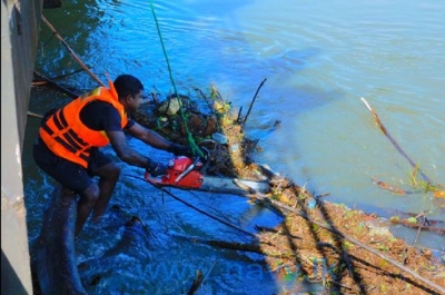 Navy clears the blockage under Wakwella Bridge